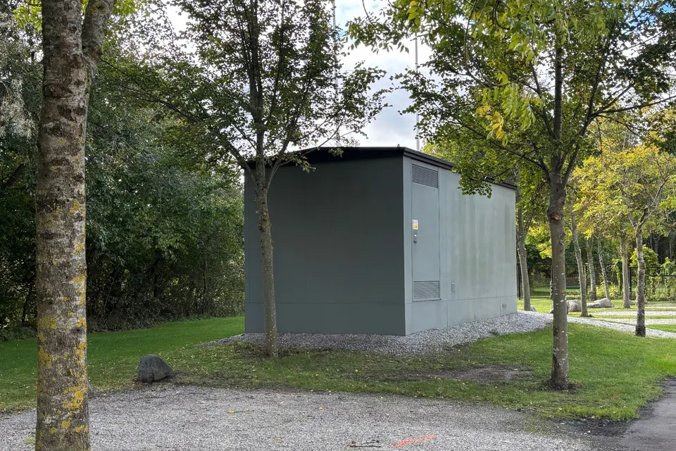 Laddstationer för fordon vid en depå, med batterilager i anslutning till laddplatserna