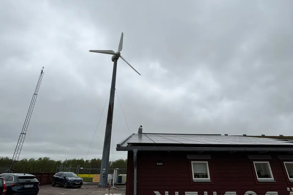 Drönarbild av en kommersiell fastighet med solceller på taket